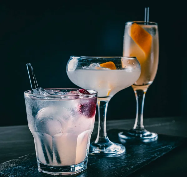 Set Mit Verschiedenen Cocktails Auf Schwarzem Hintergrund — Stockfoto