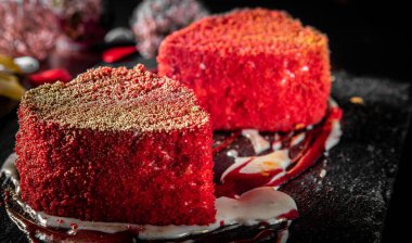 Koyu arkaplanda kırmızı kadife pasta