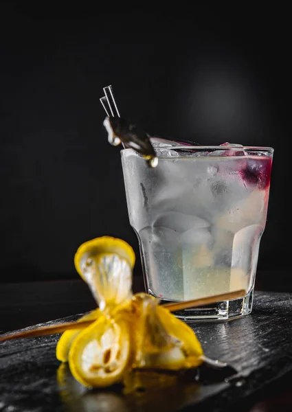 Gin Cocktail Com Limão Mel Sobre Fundo Preto — Fotografia de Stock