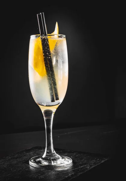 Francês Cocktail Uma Flauta Champanhe Fundo Preto — Fotografia de Stock