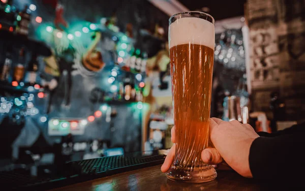 Hombre Sostiene Vaso Cerveza Mano Bar Pub — Foto de Stock