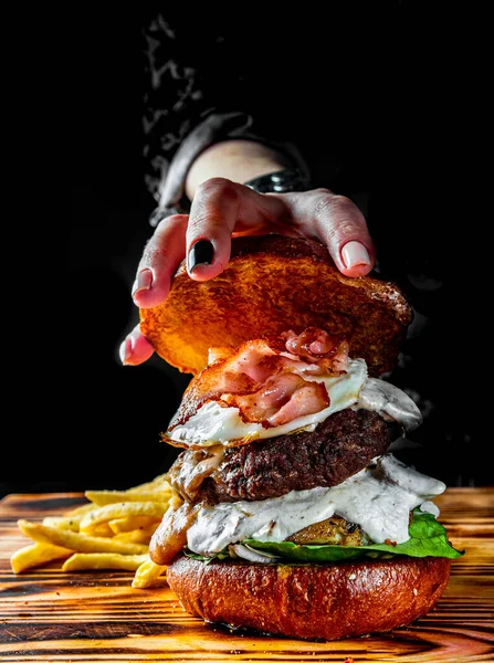 Kuchařka Ruční Hamburger Biftekovou Zeleninou Hranolky — Stock fotografie