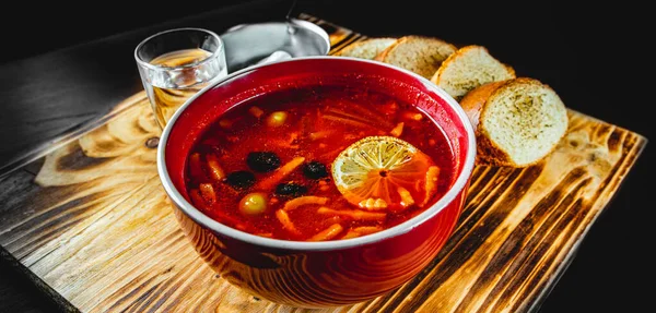 Sopa Solyanka Com Carne Salsicha Legumes Azeitonas Limão Tigela Fundo — Fotografia de Stock