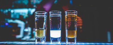 Barmen renkli fotoğraflardan koleksiyon yapıyor. Barda bir çift kokteyl.