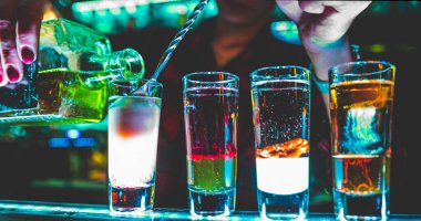 Barmen renkli fotoğraflardan koleksiyon yapıyor. Barda bir çift kokteyl.