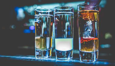 Barmen renkli fotoğraflardan koleksiyon yapıyor. Barda bir çift kokteyl.