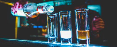 Barmen renkli fotoğraflardan koleksiyon yapıyor. Barda bir çift kokteyl.