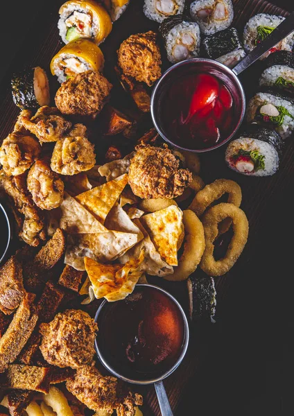 Sörtányér Fűszeres Csirkeszárnyakkal Chipsszel Sült Hagymakarikákkal Sajtgolyókkal Sushi Tekercsgel Kenyérrel Jogdíjmentes Stock Képek