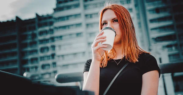 Fiatal Vagy Tizenéves Lány Iszik Kávét Papírpohárból Város Utcáján — Stock Fotó