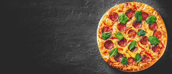 Pepperoni Pizza Τυρί Μοτσαρέλα Σαλάμι Πιπέρι Μπαχαρικά Και Φρέσκο Σπανάκι — Φωτογραφία Αρχείου