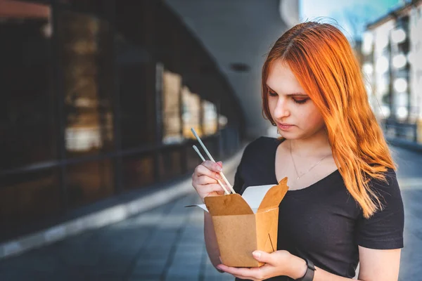 Νεαρή Γυναίκα Έφηβος Κορίτσι Τρώει Ασιατικό Fast Food Από Κουτί — Φωτογραφία Αρχείου