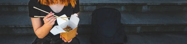 Mujer Joven Adolescente Mano Comiendo Comida Rápida Asiática Caja Comida —  Fotos de Stock