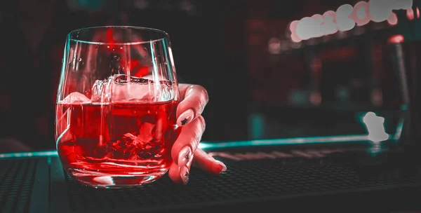 バーテンダーの手を閉じてショットNegroniカクテルを作る Negroniの古典的なカクテルと甘い口の中で短いドリンクをジン 赤い苦いリキュールと乾燥オレンジのガーニッシュ — ストック写真