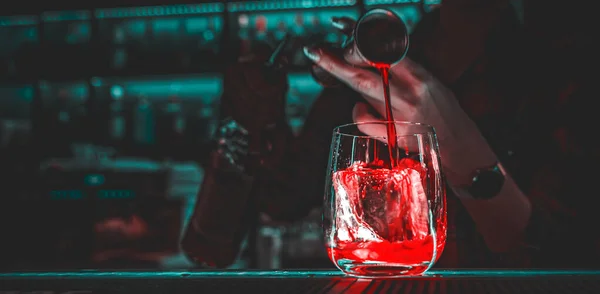 Primo Piano Mano Barista Che Prepara Cocktail Negroni Cocktail Classico — Foto Stock