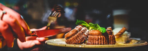 Las Manos Femeninas Cortan Postre Pequeño Dulce Plato Mesa — Foto de Stock