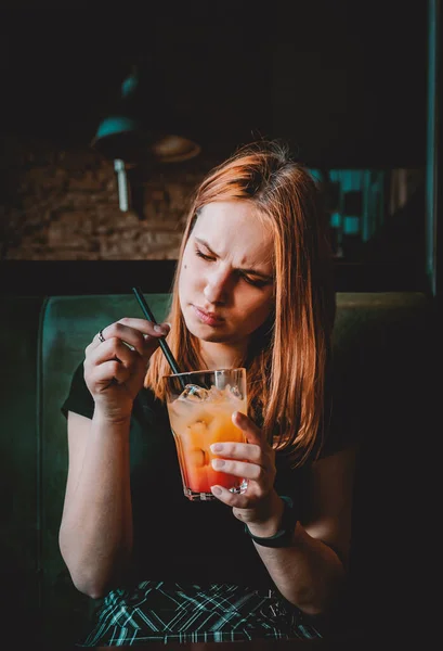 Jovem Adolescente Segurando Vidro Com Coquetel Limonada Bebida Café — Fotografia de Stock