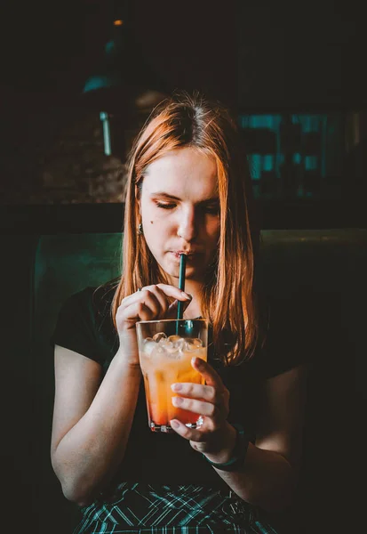 Jovem Adolescente Segurando Vidro Com Coquetel Limonada Bebida Café — Fotografia de Stock