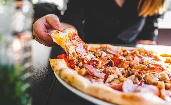 Mujer Mano Toma Una Rebanada Carne Pizza Con Queso Mozzarella — Foto de Stock