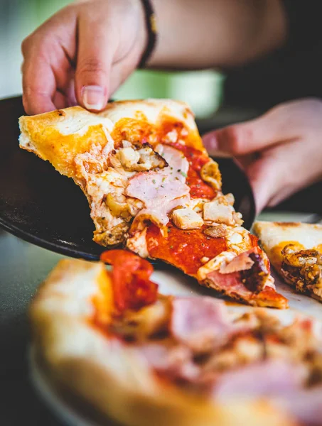 Mujer Mano Toma Una Rebanada Carne Pizza Con Queso Mozzarella — Foto de Stock