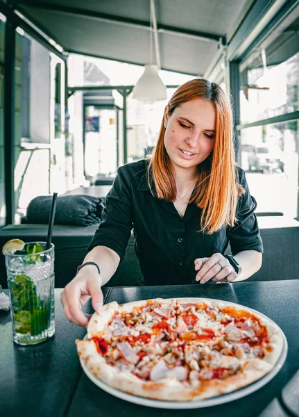 Joven Adolescente Pelirroja Chica Comer Pizza Cafetería — Foto de Stock