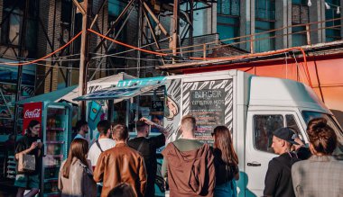 Minsk, Belarus - 16 Mayıs 2021: Kalabalık yemek kamyonundan yemek alıyor. sokak yemekleri.