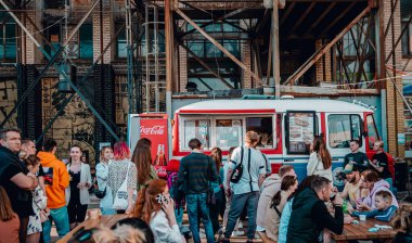 Minsk, Belarus - 16 Mayıs 2021: Kalabalık yemek kamyonundan yemek alıyor. sokak yemekleri.