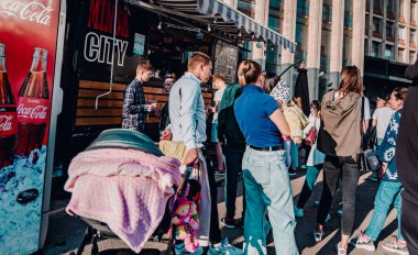 Minsk, Belarus - 09 Mayıs 2021: Kalabalık yemek kamyonundan yemek alıyor. sokak yemekleri.
