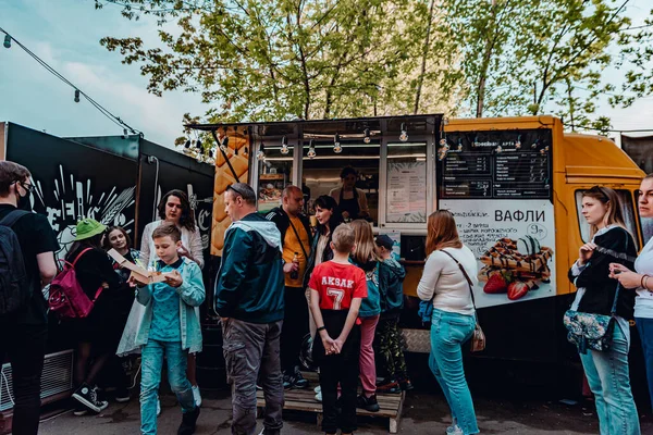 Minszk Fehéroroszország Május 2021 Tömegek Vásárolnak Ételeket Büfékocsiból Street Food — Stock Fotó