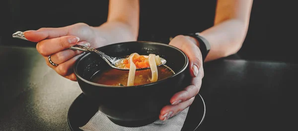 Mujer Mano Comer Sopa Pollo Tazón Negro Sentado Cafetería — Foto de Stock