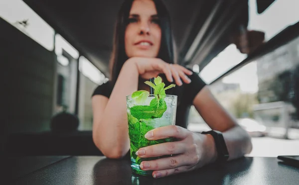 Jovem Adolescente Segurando Vidro Com Coquetel Limonada Bebida Café — Fotografia de Stock