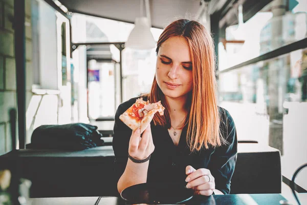 Jovem Adolescente Ruiva Menina Comer Pizza Café — Fotografia de Stock