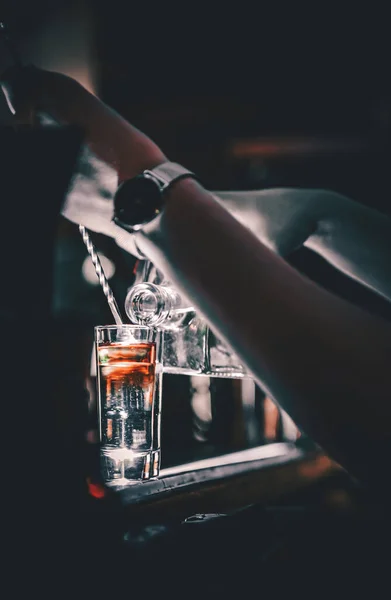 Barkeeper Macht Sammlung Von Bunten Aufnahmen Cocktails Der Bar — Stockfoto