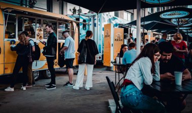 Minsk, Belarus - 11 Haziran 2021: Kalabalık yemek kamyonundan yemek alıyor. sokak yemekleri.