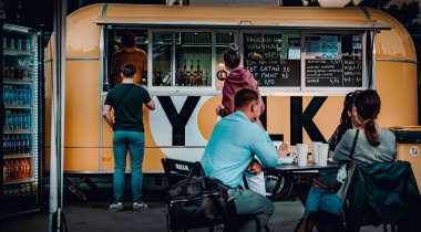 Minsk, Belarus - 11 Haziran 2021: Kalabalık yemek kamyonundan yemek alıyor. sokak yemekleri.