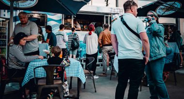 Minsk, Belarus - 11 Haziran 2021: Kalabalık yemek kamyonundan yemek alıyor. sokak yemekleri.