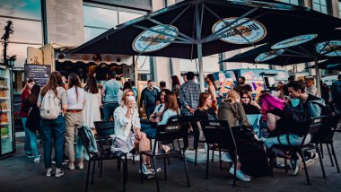 Minsk, Belarus - 11 Haziran 2021: Kalabalık yemek kamyonundan yemek alıyor. sokak yemekleri.