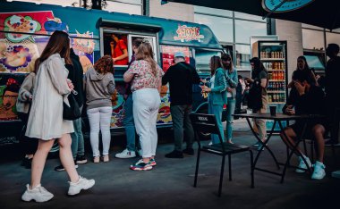 Minsk, Belarus - 11 Haziran 2021: Kalabalık yemek kamyonundan yemek alıyor. sokak yemekleri.