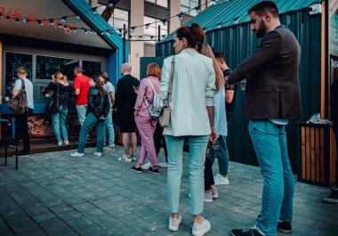 Minsk, Belarus - 11 Haziran 2021: Kalabalık yemek kamyonundan yemek alıyor. sokak yemekleri.