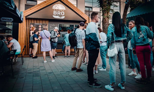 Minsk Vitryssland Juni 2021 Folkmassa Köper Mat Från Food Truck — Stockfoto