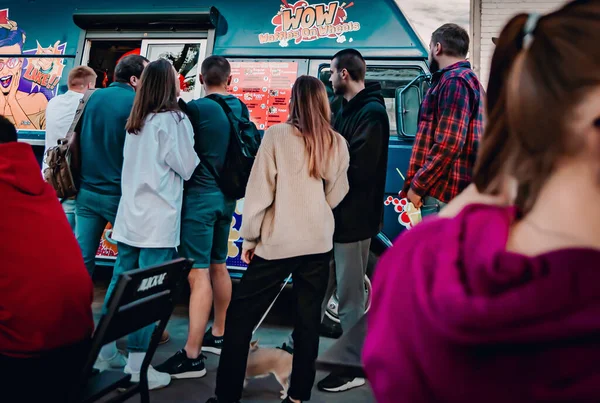 Minsk, Belarus - 11 Haziran 2021: Kalabalık yemek kamyonundan yemek alıyor. sokak yemekleri.