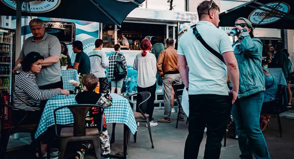 Minsk, Belarus - 11 Haziran 2021: Kalabalık yemek kamyonundan yemek alıyor. sokak yemekleri.