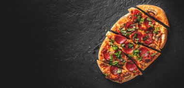 Mozzarella peynirli, salamlı, domates soslu, biberli, baharatlı Pepperoni Pizza. Koyu gri arka planda İtalyan pizzası