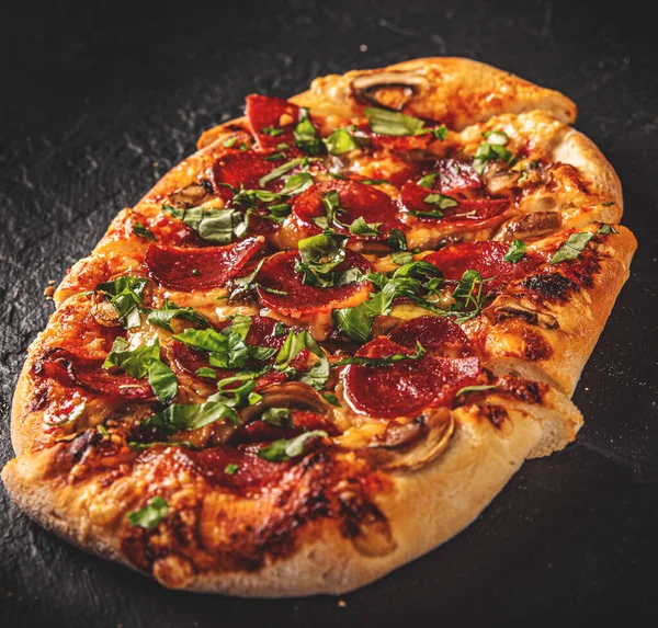Fladenbrot Pepperoni Pizza Mit Mozzarella Salami Tomatensauce Pfeffer Gewürze Italienische — Stockfoto