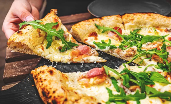 Frau Hand Nimmt Eine Scheibe Fleisch Pizza Mit Mozzarella Käse — Stockfoto