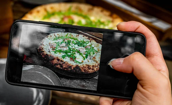 Mano Mujer Con Smartphone Fotografiando Pizza Restaurante Cafetería — Foto de Stock