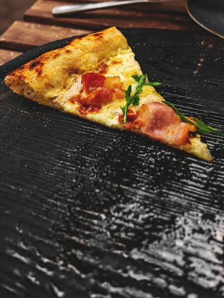 Letzte Scheibe Pizza Auf Schwarzem Holzbrett Café — Stockfoto