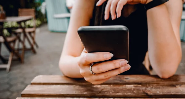 Young Woman Teenage Girl Hand Using Mobile Phone Cafe Outdoor — ストック写真