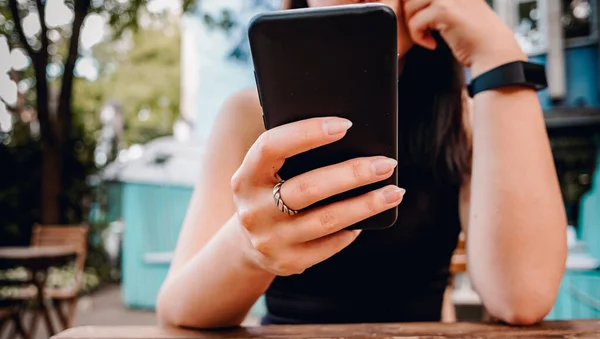 Mujer Joven Adolescente Mano Utilizando Teléfono Móvil Cafetería Aire Libre —  Fotos de Stock