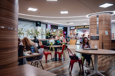 Minsk, Belarus - 27 Haziran 2021: alışveriş merkezindeki yemek katı