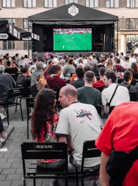 Minsk, Belarus - 29 Haziran 2021: Fan bölgesinde futbol taraftarları maçı büyük ekranda izliyorlar